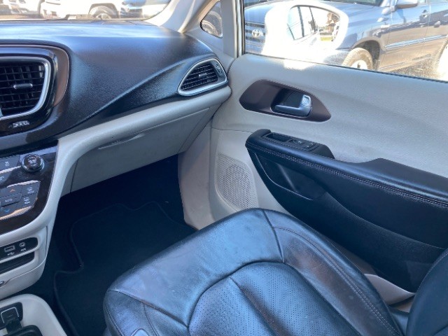 Chrysler Pacifica Vehicle Full-screen Gallery Image 11