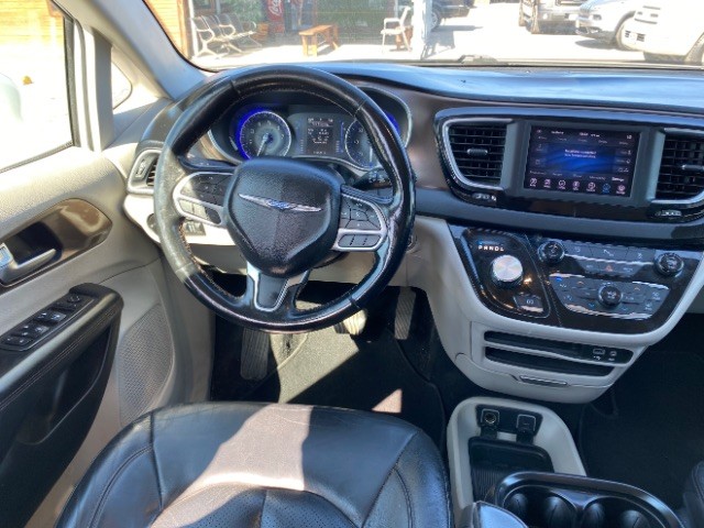 Chrysler Pacifica Vehicle Full-screen Gallery Image 12