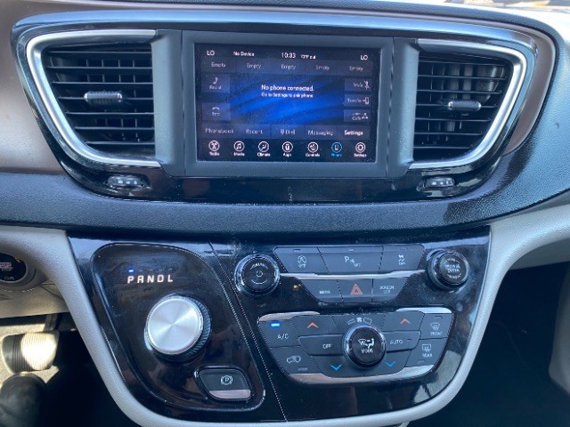 Chrysler Pacifica Vehicle Full-screen Gallery Image 13