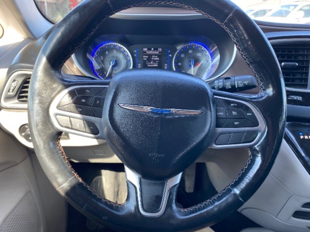 Chrysler Pacifica Vehicle Full-screen Gallery Image 15