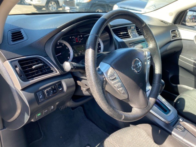 Nissan Sentra Vehicle Full-screen Gallery Image 09