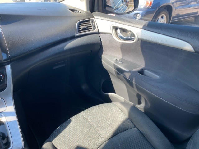 Nissan Sentra Vehicle Full-screen Gallery Image 10