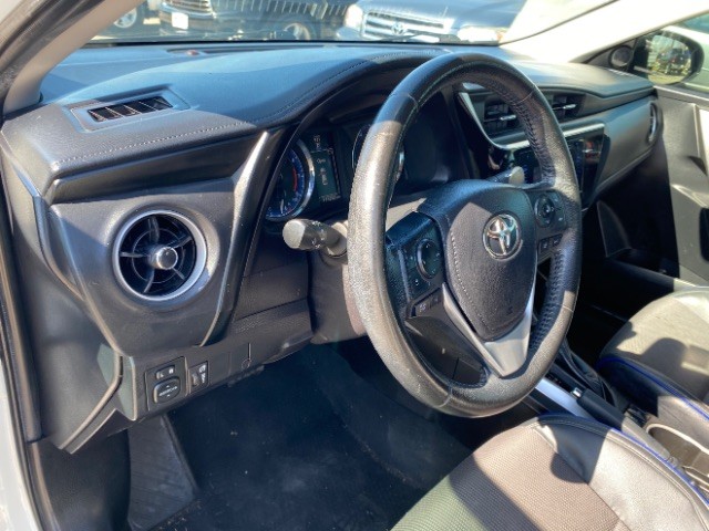 Toyota Corolla Vehicle Full-screen Gallery Image 09