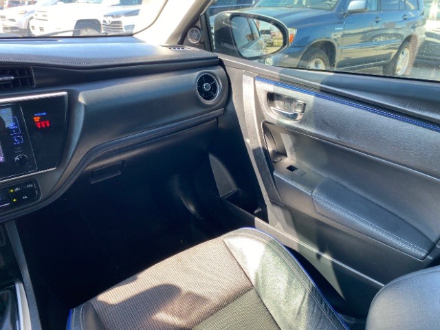 Toyota Corolla Vehicle Full-screen Gallery Image 10