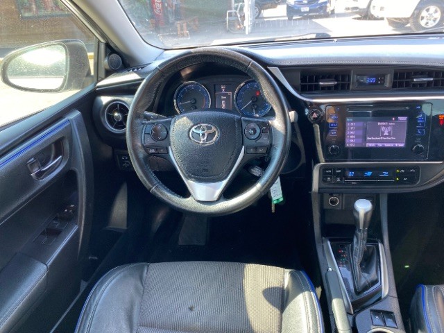 Toyota Corolla Vehicle Full-screen Gallery Image 11