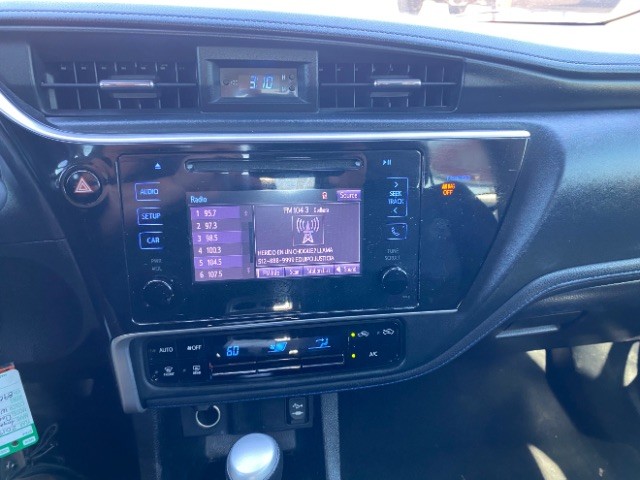 Toyota Corolla Vehicle Full-screen Gallery Image 12