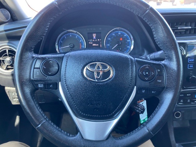 Toyota Corolla Vehicle Full-screen Gallery Image 14