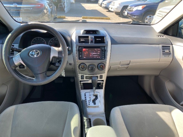 Toyota Corolla Vehicle Full-screen Gallery Image 06