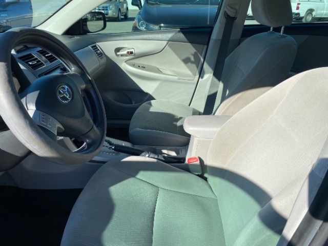 Toyota Corolla Vehicle Full-screen Gallery Image 08