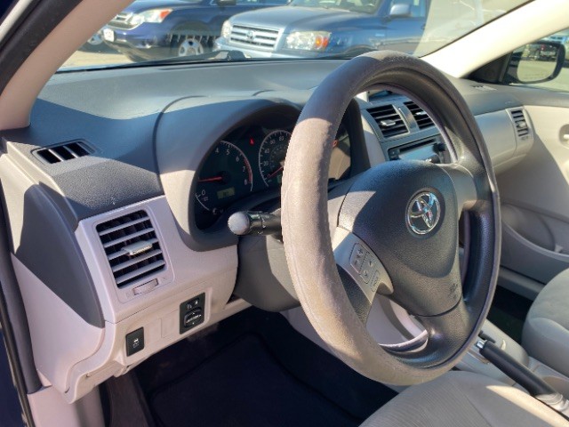 Toyota Corolla Vehicle Full-screen Gallery Image 09