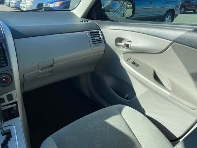 Toyota Corolla Vehicle Full-screen Gallery Image 10