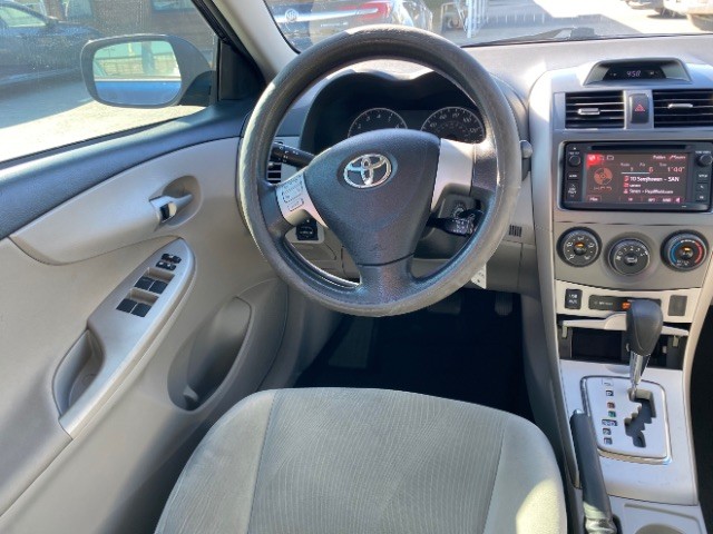 Toyota Corolla Vehicle Full-screen Gallery Image 11