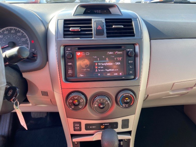 Toyota Corolla Vehicle Full-screen Gallery Image 12