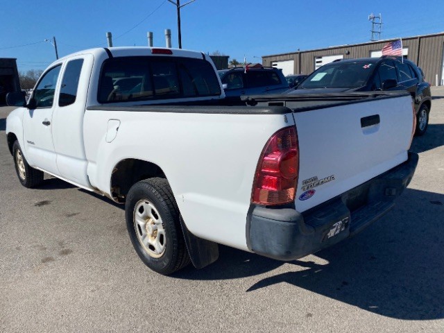 Toyota Tacoma Vehicle Full-screen Gallery Image 04