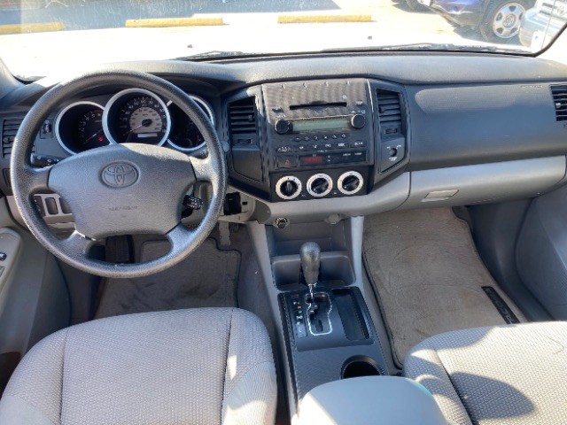Toyota Tacoma Vehicle Full-screen Gallery Image 06