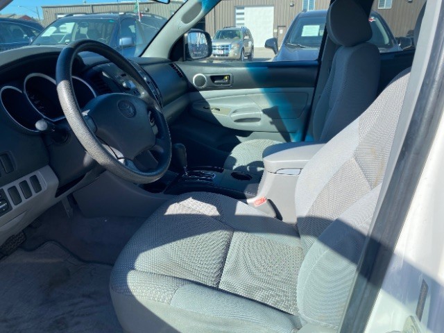 Toyota Tacoma Vehicle Full-screen Gallery Image 08