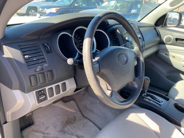 Toyota Tacoma Vehicle Full-screen Gallery Image 09