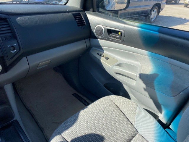 Toyota Tacoma Vehicle Full-screen Gallery Image 10