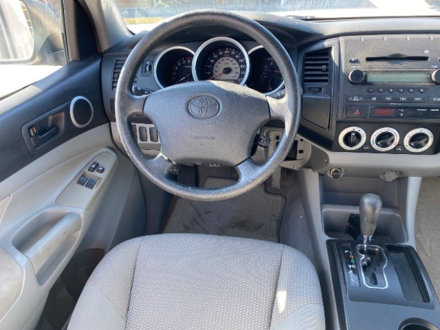 Toyota Tacoma Vehicle Full-screen Gallery Image 11