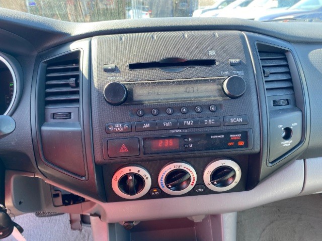 Toyota Tacoma Vehicle Full-screen Gallery Image 12