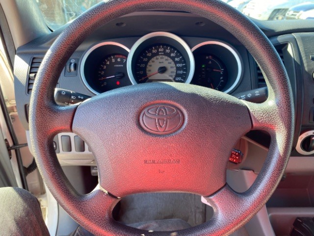 Toyota Tacoma Vehicle Full-screen Gallery Image 13