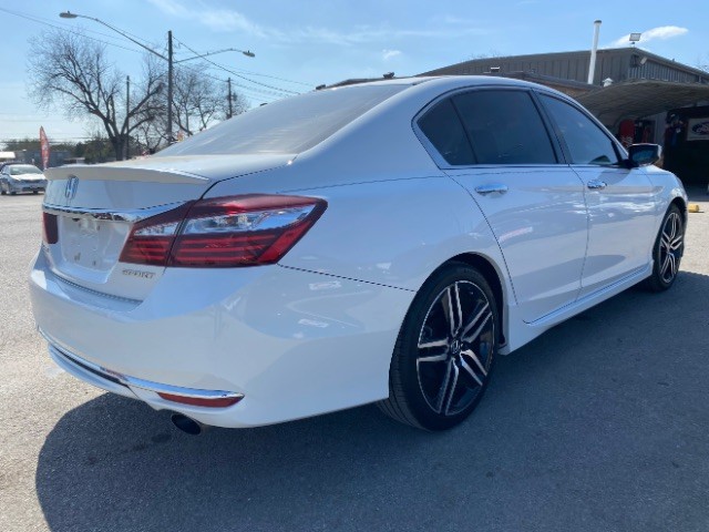 Honda Accord Sedan Vehicle Full-screen Gallery Image 05