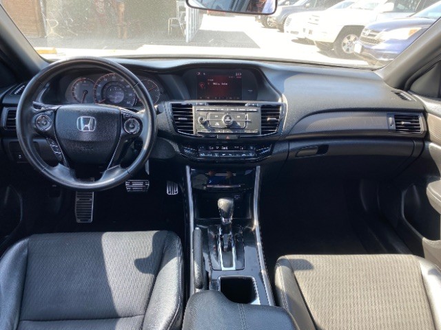 Honda Accord Sedan Vehicle Full-screen Gallery Image 06