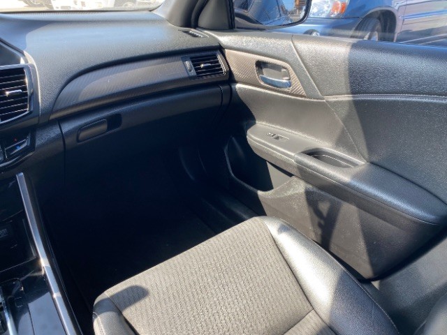 Honda Accord Sedan Vehicle Full-screen Gallery Image 10