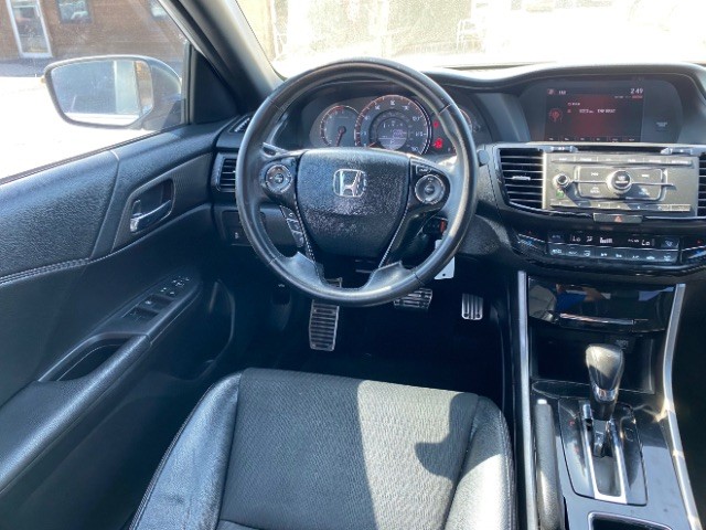 Honda Accord Sedan Vehicle Full-screen Gallery Image 11