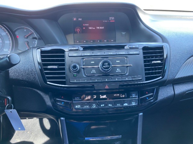 Honda Accord Sedan Vehicle Full-screen Gallery Image 12