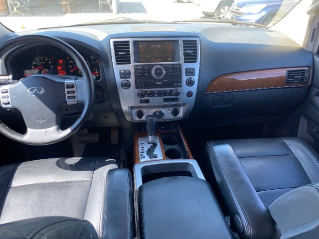 INFINITI QX56 Vehicle Full-screen Gallery Image 06