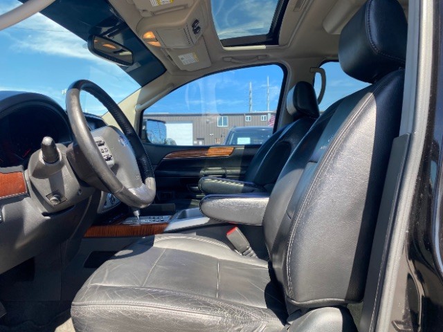 INFINITI QX56 Vehicle Full-screen Gallery Image 09