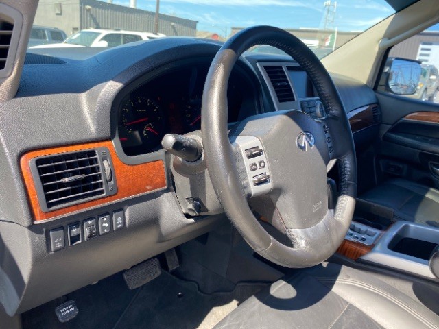 INFINITI QX56 Vehicle Full-screen Gallery Image 10