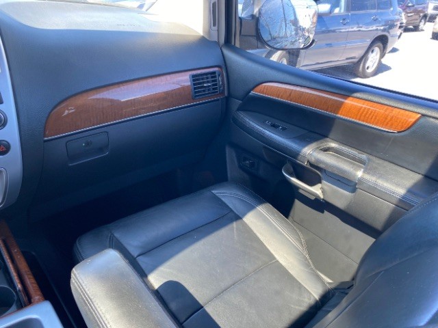 INFINITI QX56 Vehicle Full-screen Gallery Image 11