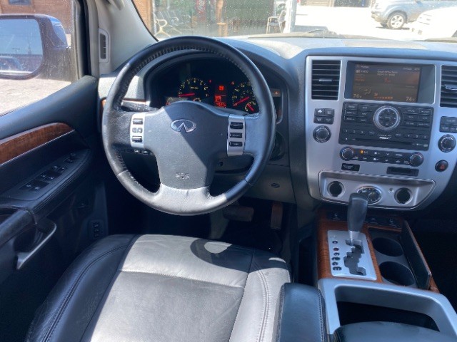 INFINITI QX56 Vehicle Full-screen Gallery Image 12