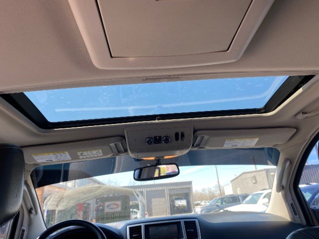 INFINITI QX56 Vehicle Full-screen Gallery Image 13