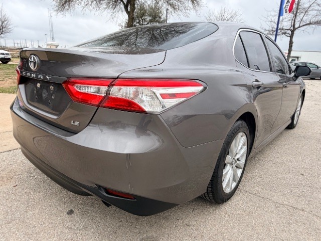 Toyota Camry Vehicle Full-screen Gallery Image 04