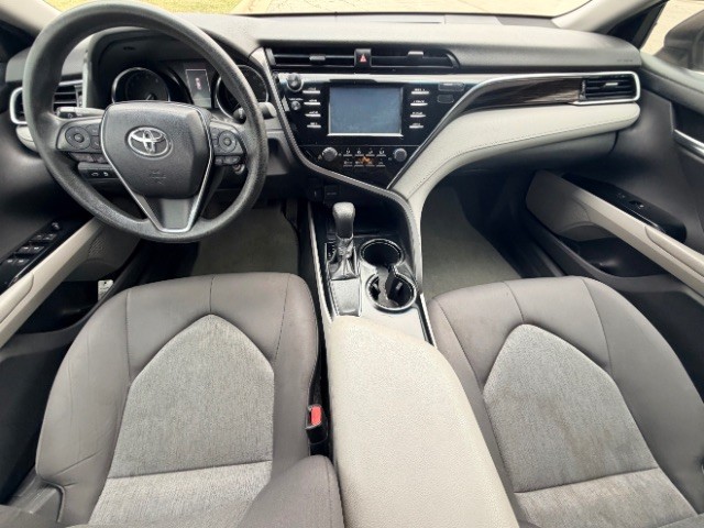 Toyota Camry Vehicle Full-screen Gallery Image 06