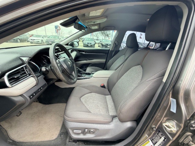 Toyota Camry Vehicle Full-screen Gallery Image 07