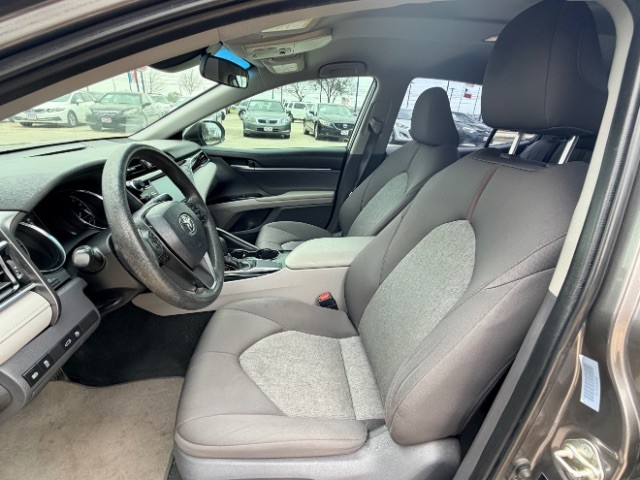 Toyota Camry Vehicle Full-screen Gallery Image 08