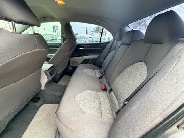 Toyota Camry Vehicle Full-screen Gallery Image 09