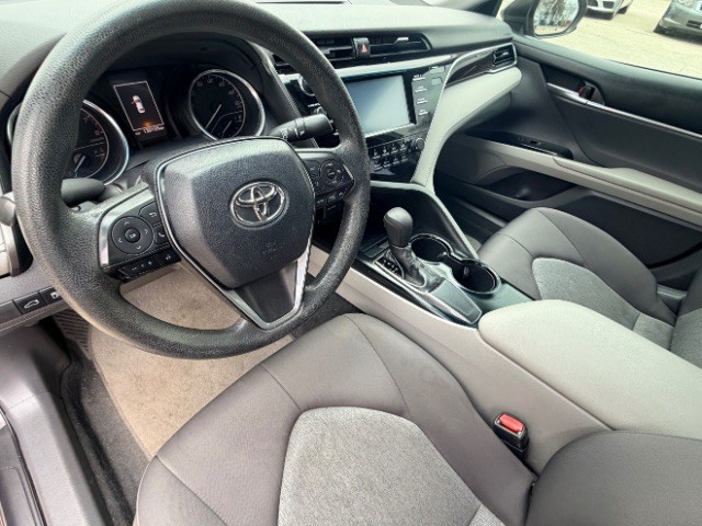 Toyota Camry Vehicle Full-screen Gallery Image 10