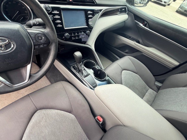 Toyota Camry Vehicle Full-screen Gallery Image 11