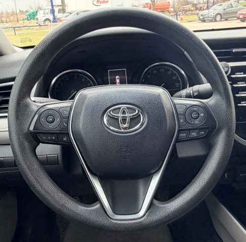 Toyota Camry Vehicle Full-screen Gallery Image 13