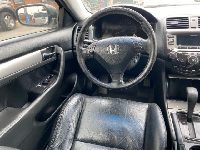 Honda Accord Coupe Vehicle Full-screen Gallery Image 09