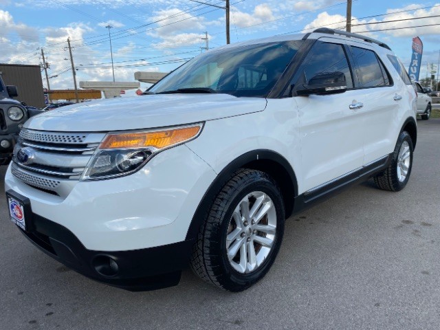 Ford Explorer Vehicle Full-screen Gallery Image 03