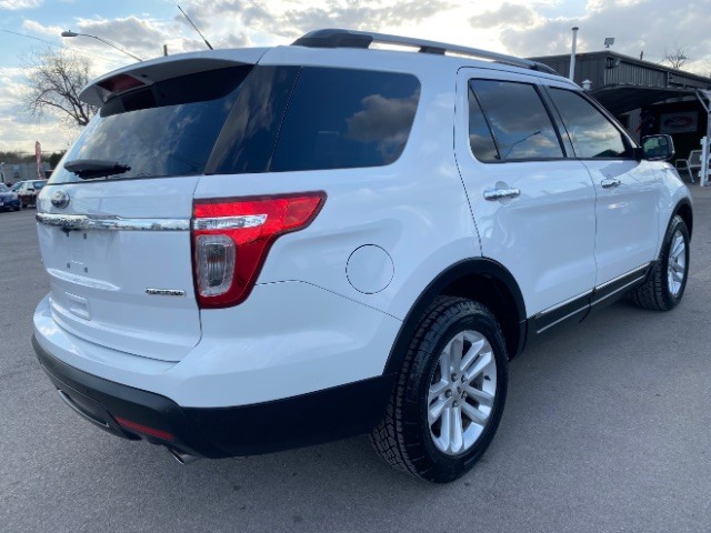 Ford Explorer Vehicle Full-screen Gallery Image 05