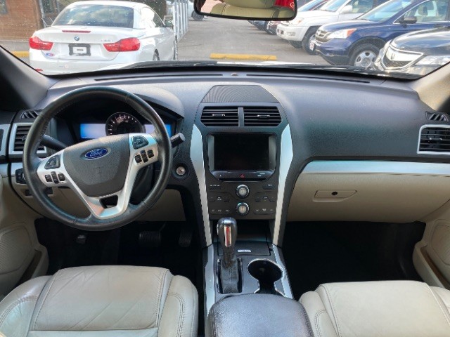 Ford Explorer Vehicle Full-screen Gallery Image 06