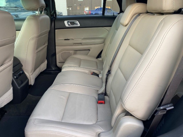 Ford Explorer Vehicle Full-screen Gallery Image 08