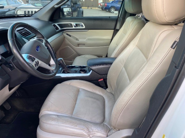 Ford Explorer Vehicle Full-screen Gallery Image 09